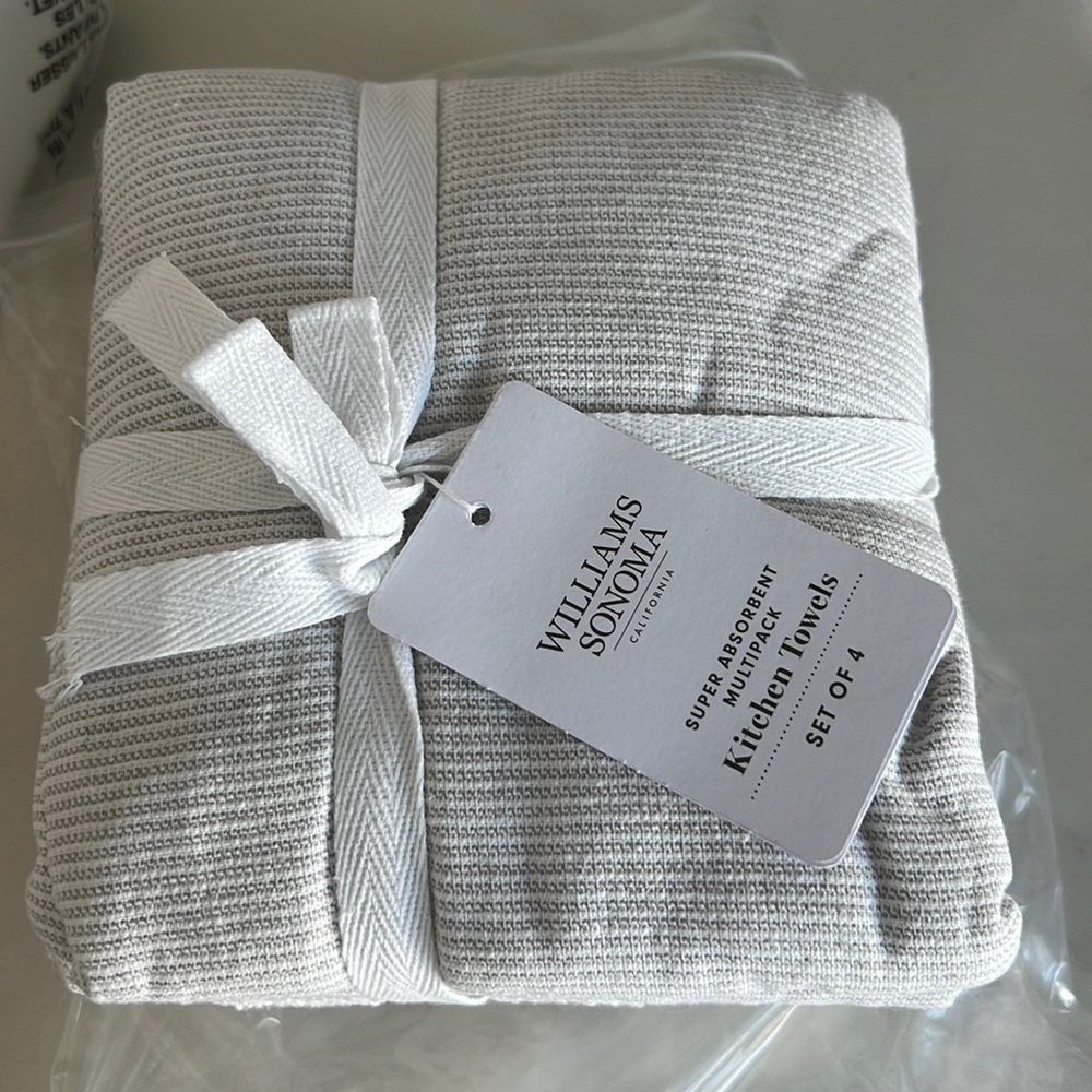 Williams Sonoma Kitchen towels. Never been used. Set of 4.
